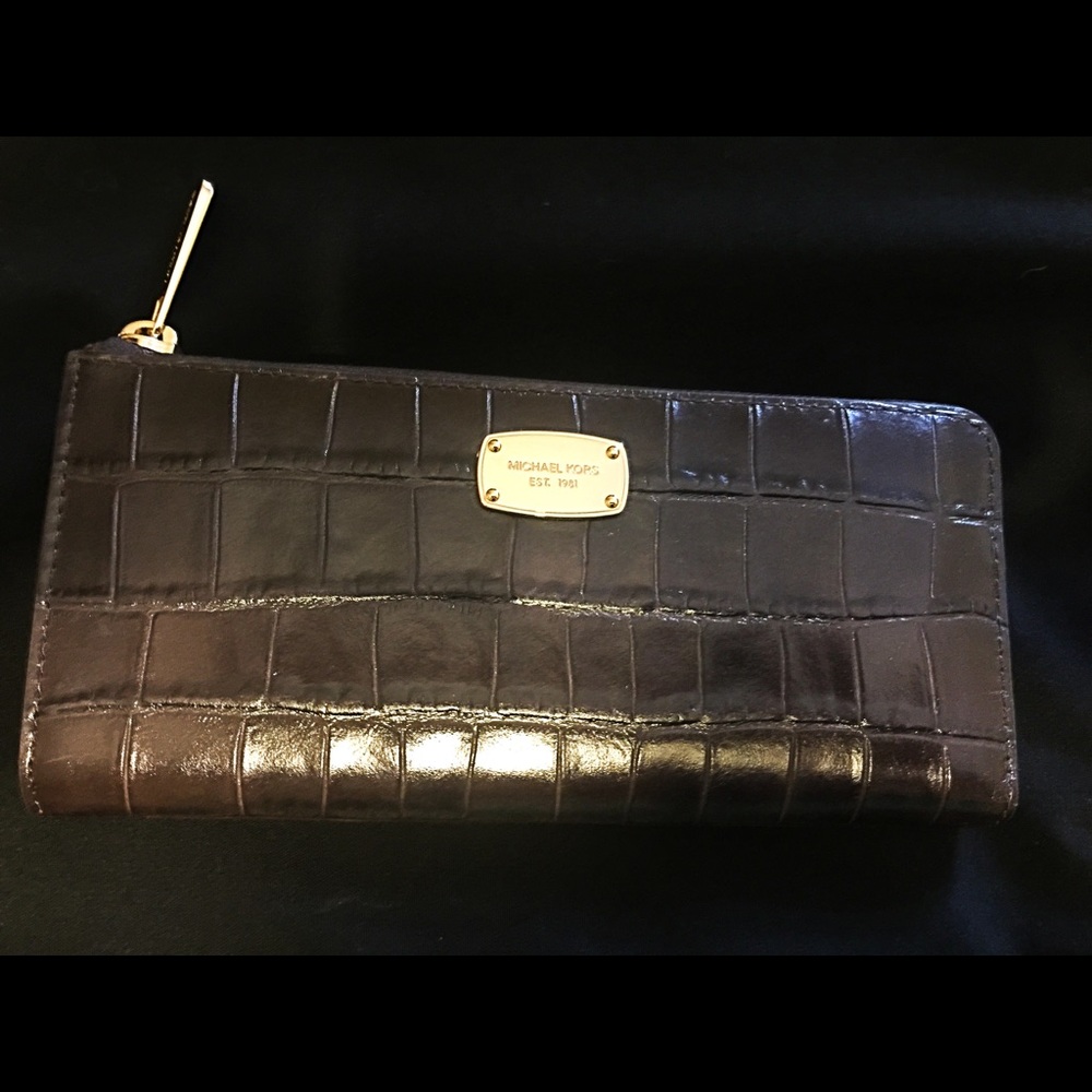 NWT Michael Kors alligator pattern wallet! 😍😍😍